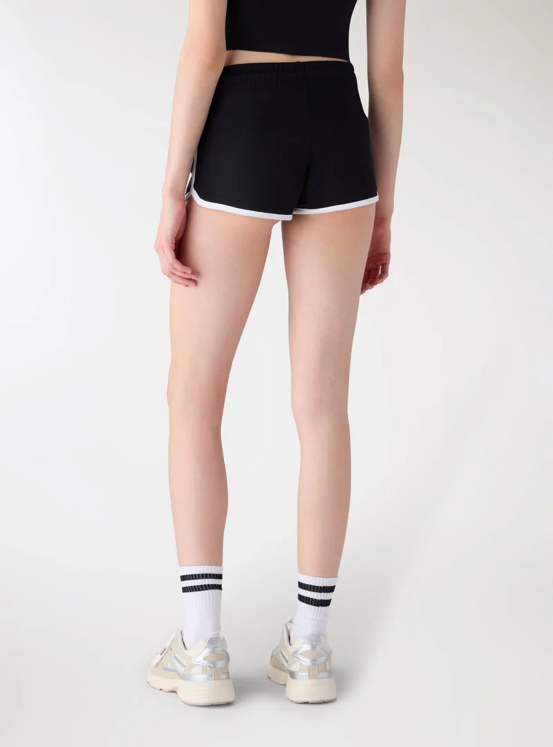 Shorts tuta con profili a contrasto