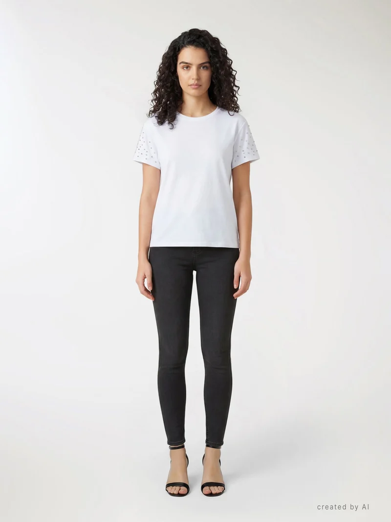 T-shirt ampia con perle e strass