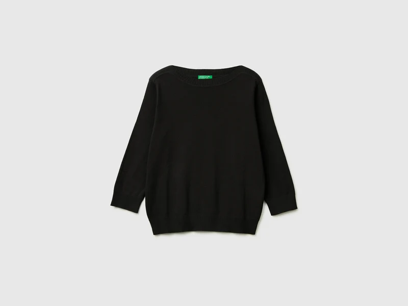 Maglia nera con scollo a barchetta