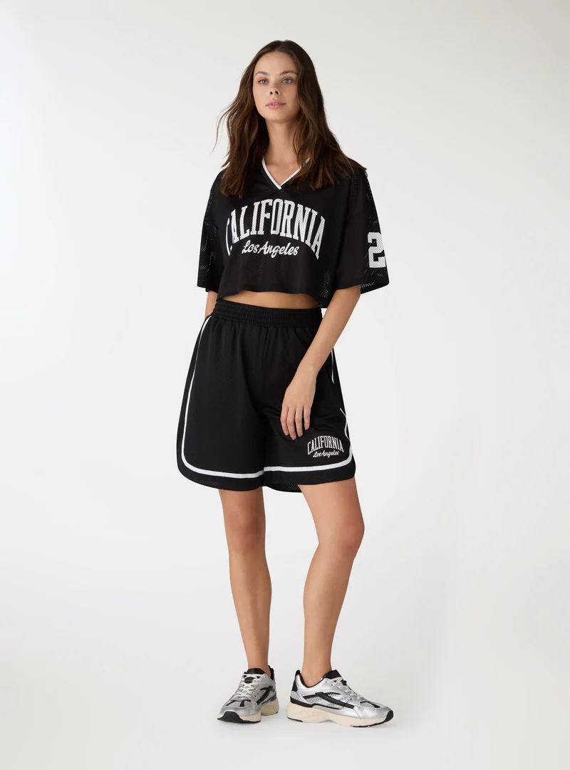 Shorts sportivi in rete con stampa college