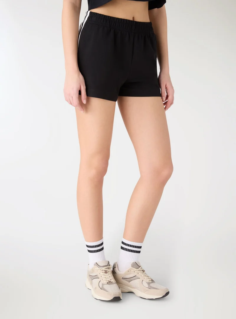 Shorts ginnici con bande laterali