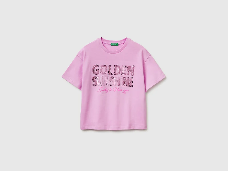 T-shirt con stampa e paillettes