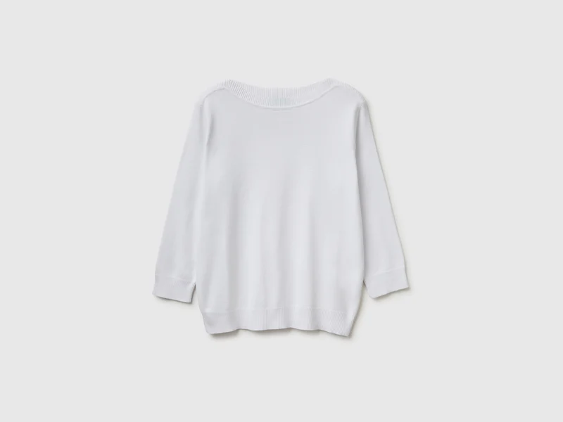 Maglia bianca con scollo a barchetta
