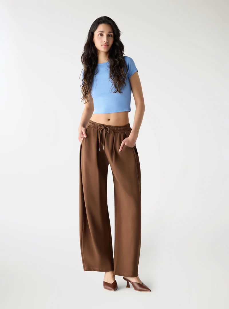 T-shirt crop aderente a tinta unita