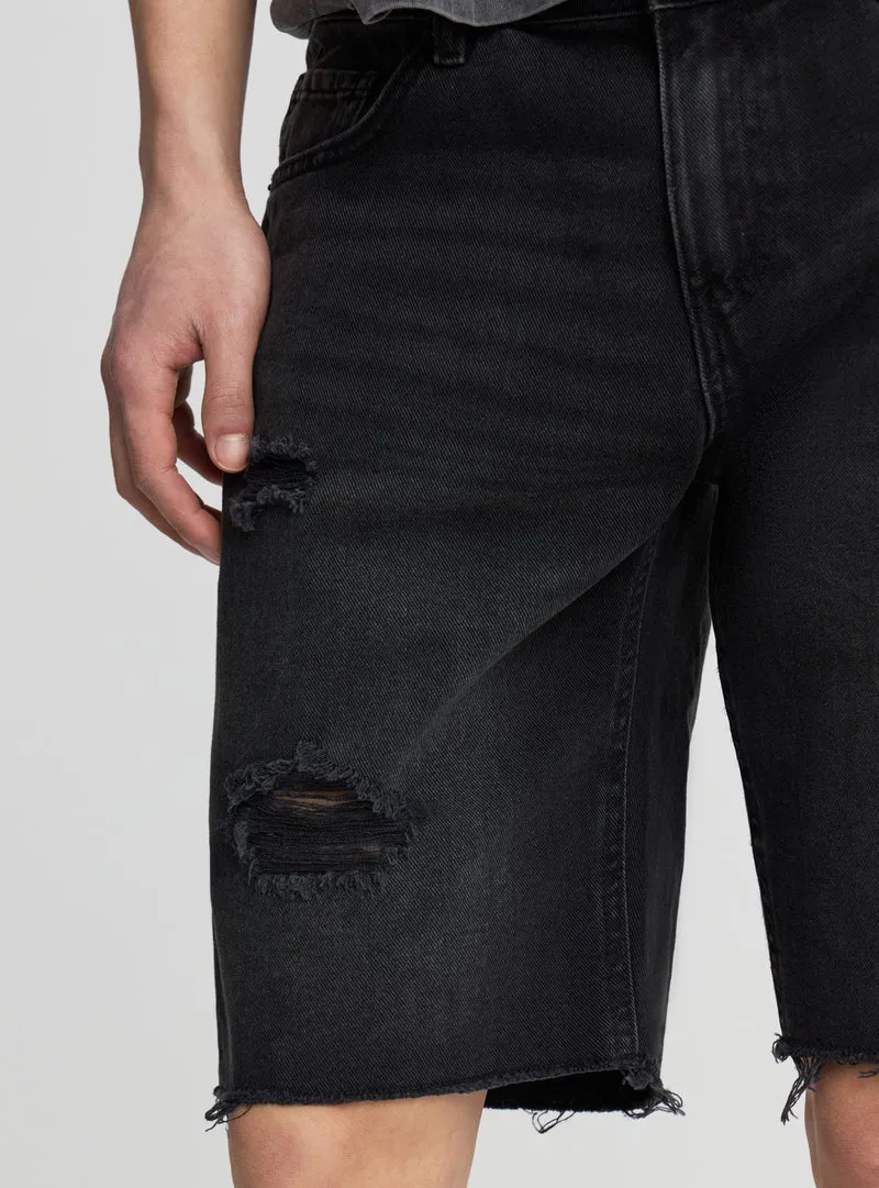 Pantaloncini in denim con strappi e fondo sfrangiato