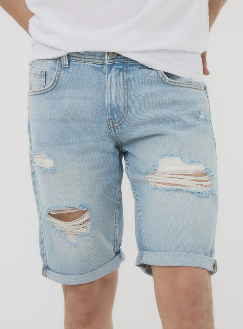 Bermuda di jeans chiari con strappi