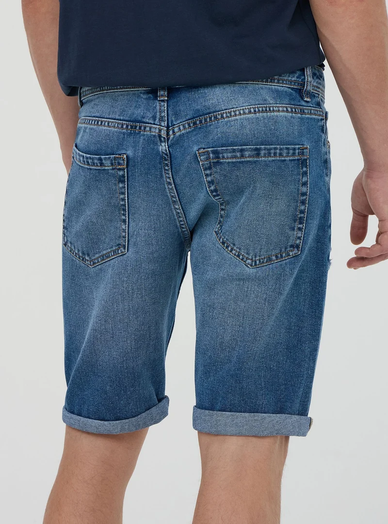 Bermuda in jeans con piccoli strappi