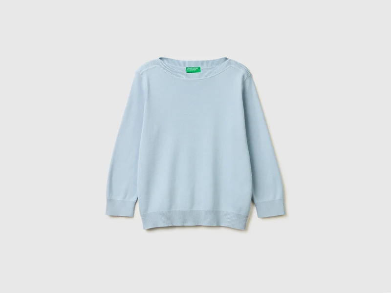 Maglia azzurra con scollo a barchetta