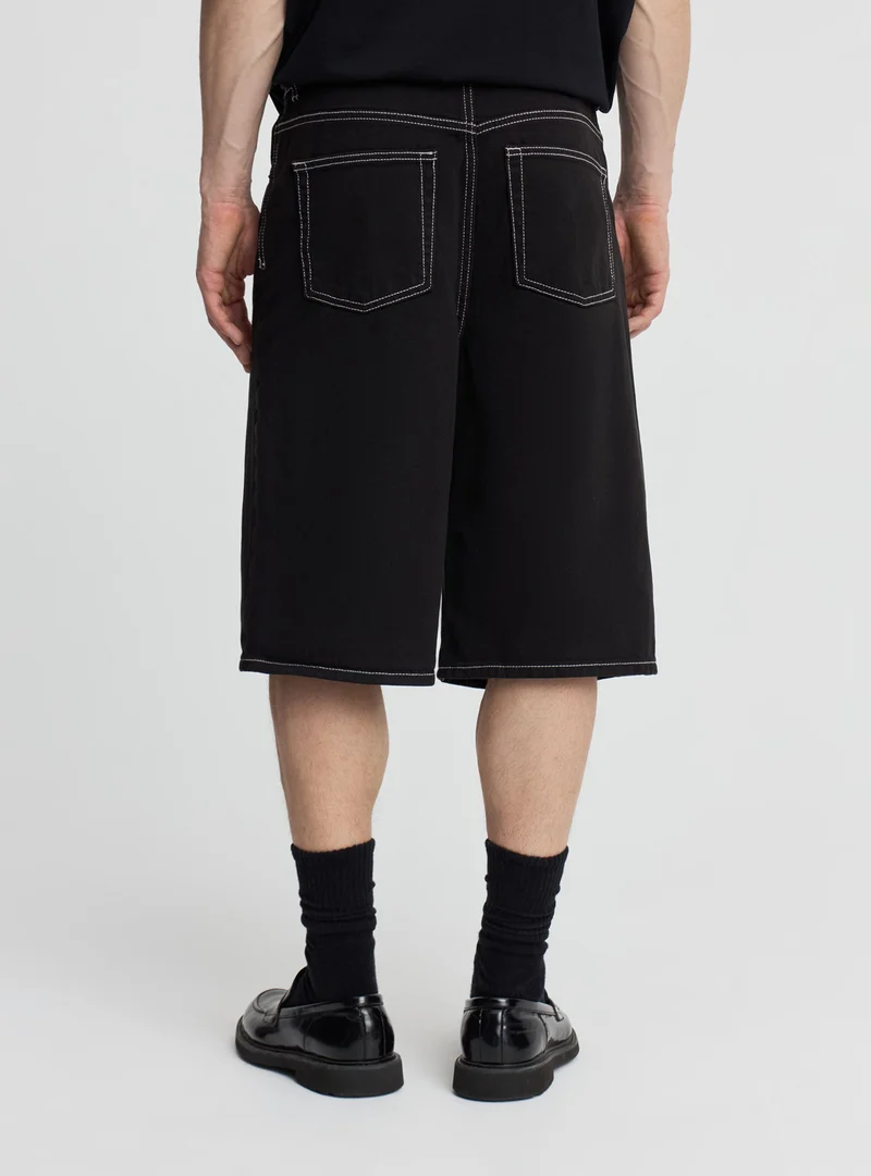 Pantaloncini baggy in denim con cuciture a contrasto