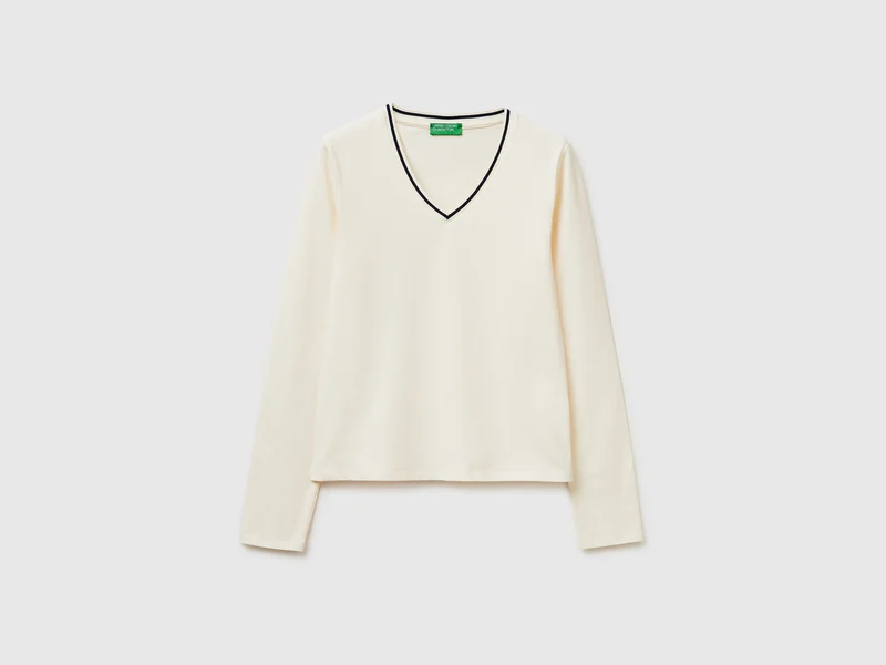 T-shirt aderente scollo a V