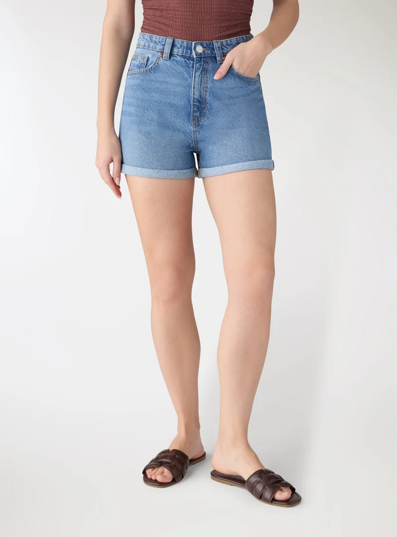 Shorts jeans mom con risvolto