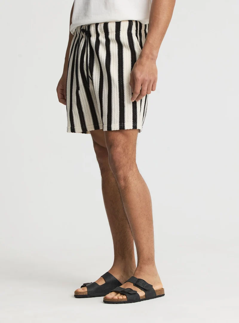 Pantaloncini a righe in crochet con coulisse
