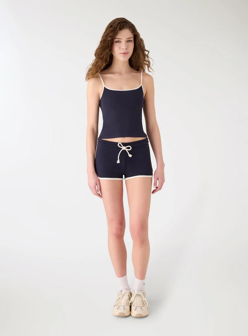 Shorts tuta con profili a contrasto