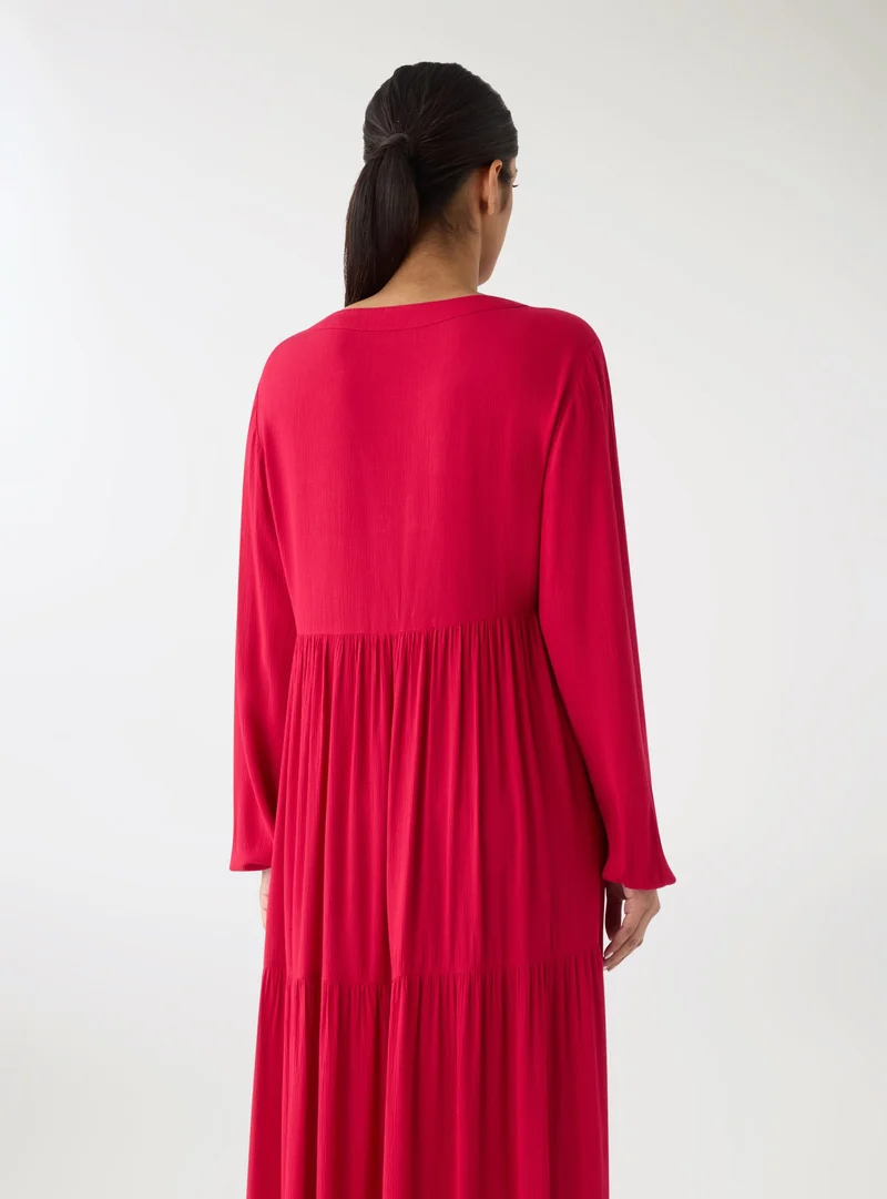 Vestito lungo con balze e scollo a V
