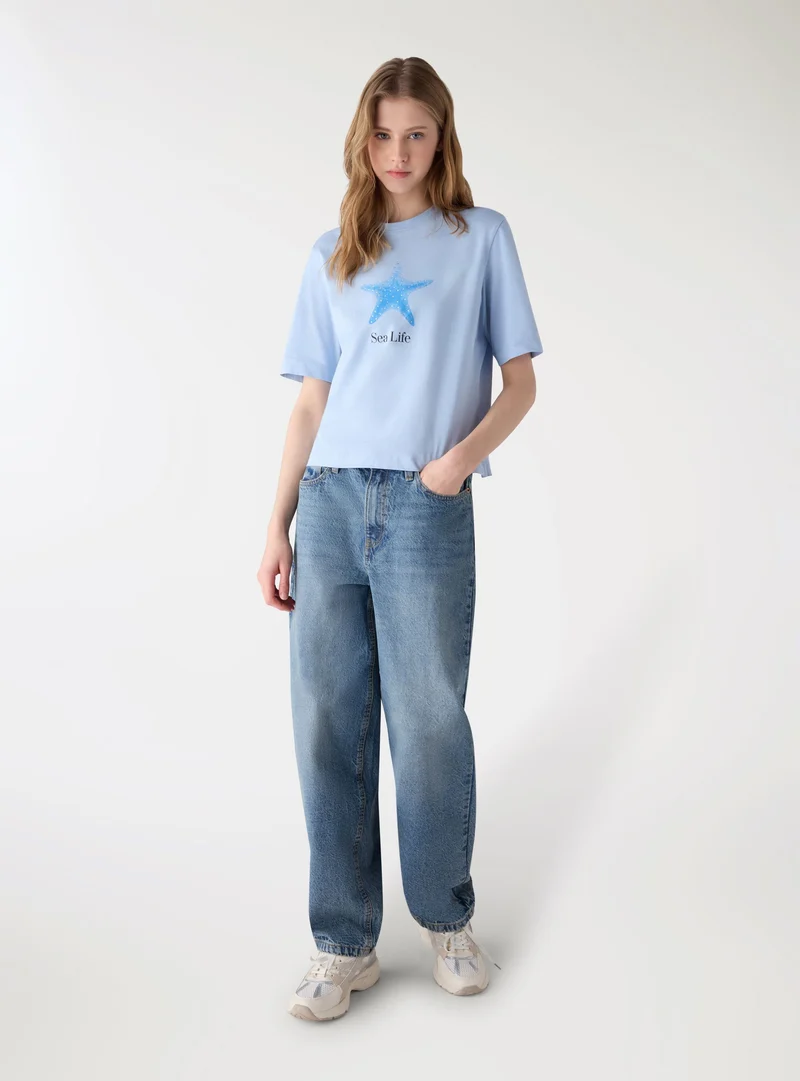 T-shirt con stampa marina e strass