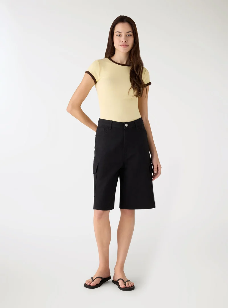 T-shirt crop con bordi a contrasto