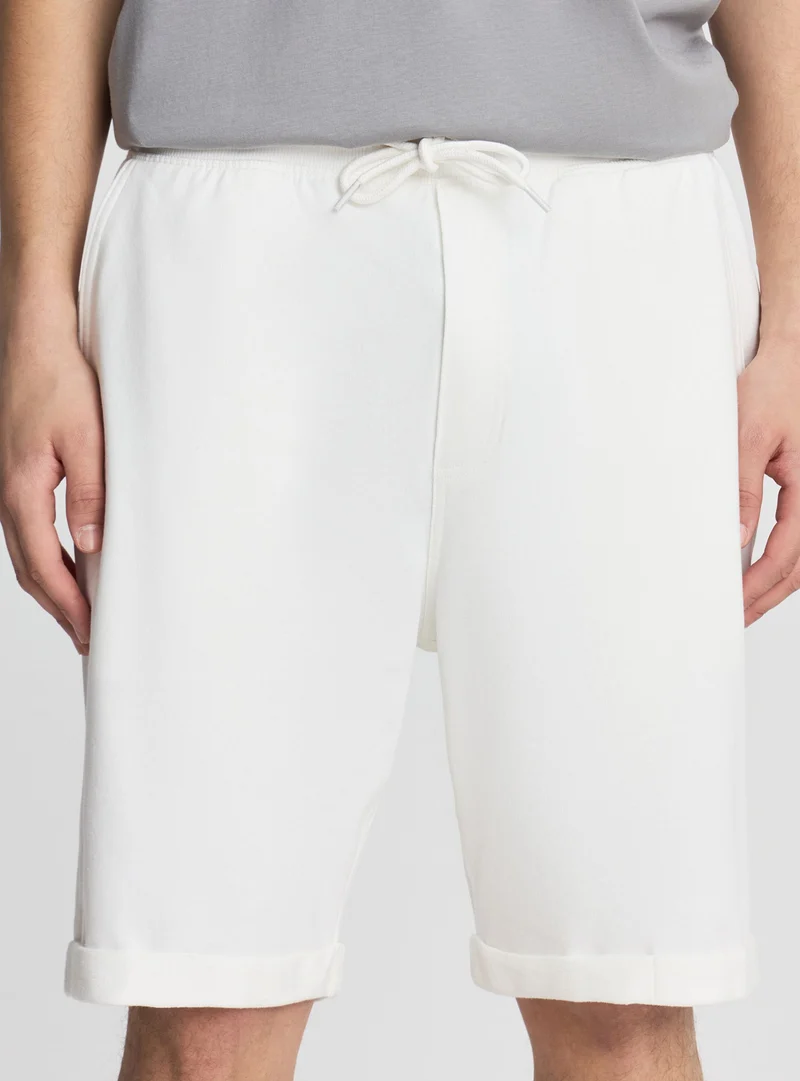 Pantaloni tuta chino corti