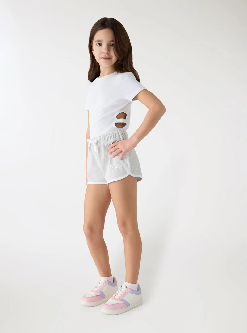 Shorts tuta con coulisse e profili a contrasto