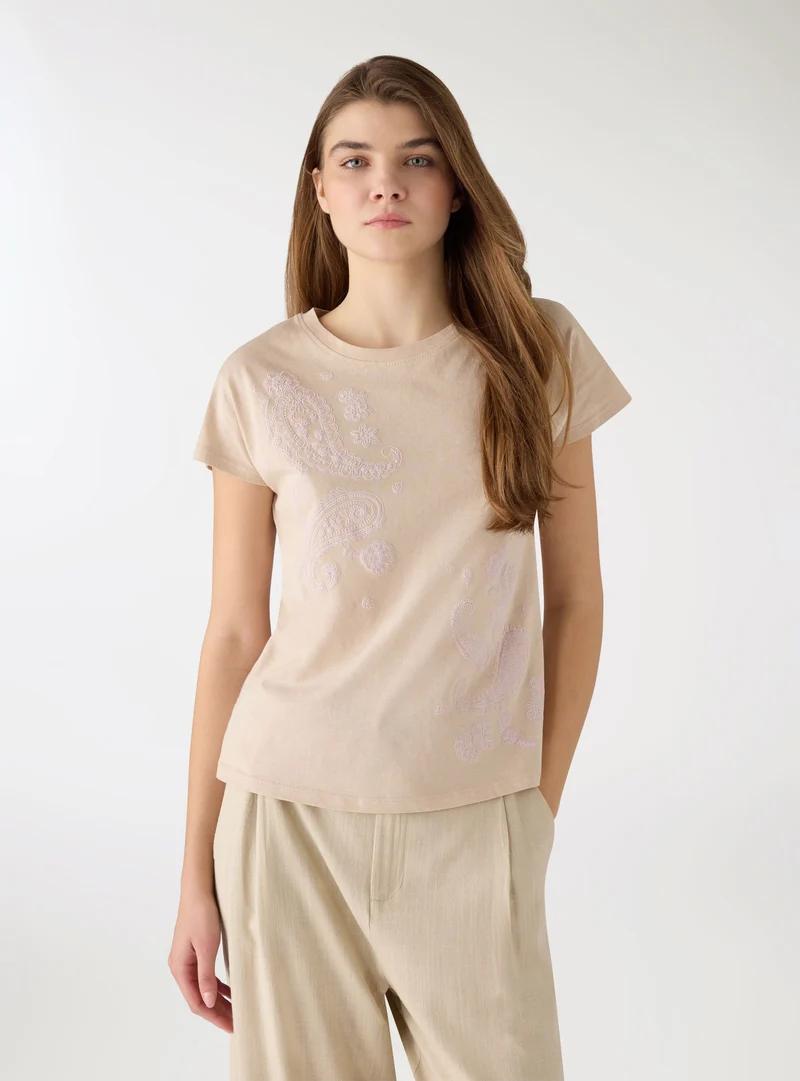 T-shirt con stampa paisley