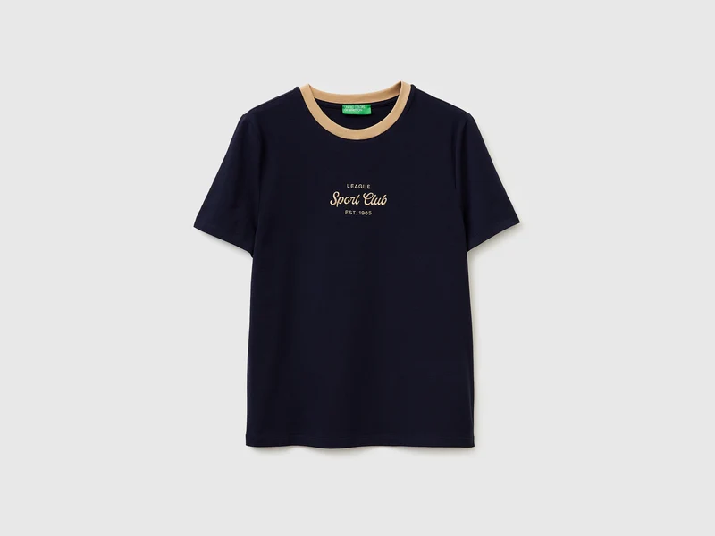 T-shirt con stemma ricamato