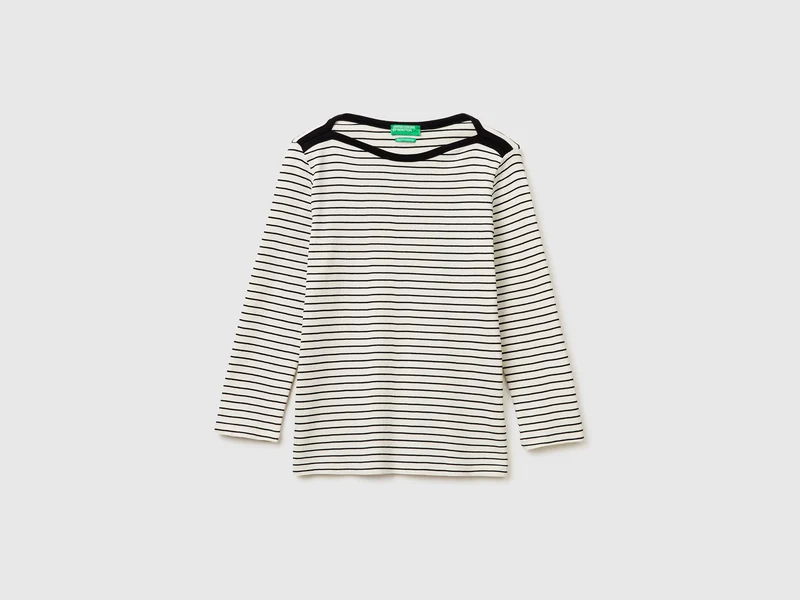 T-shirt a righe con scollo a barchetta