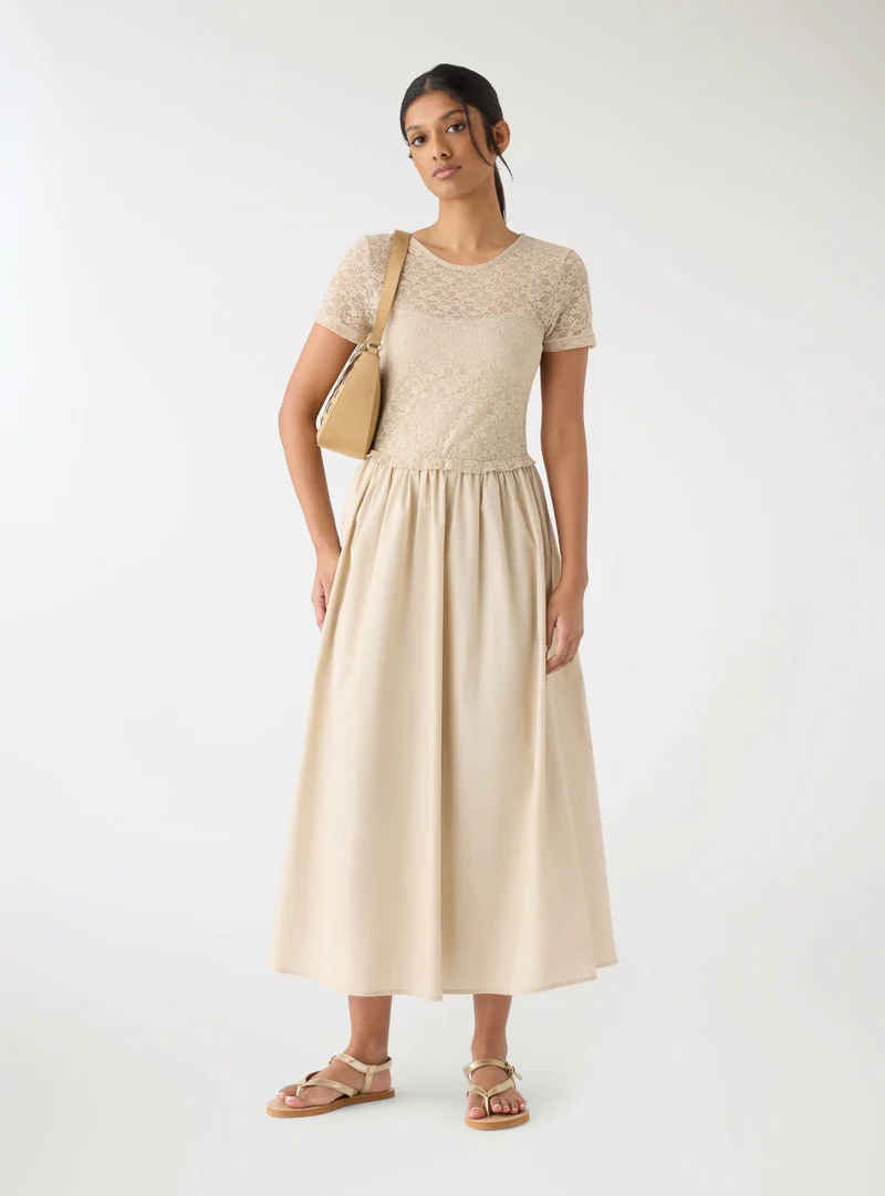 Vestito lungo con pizzo