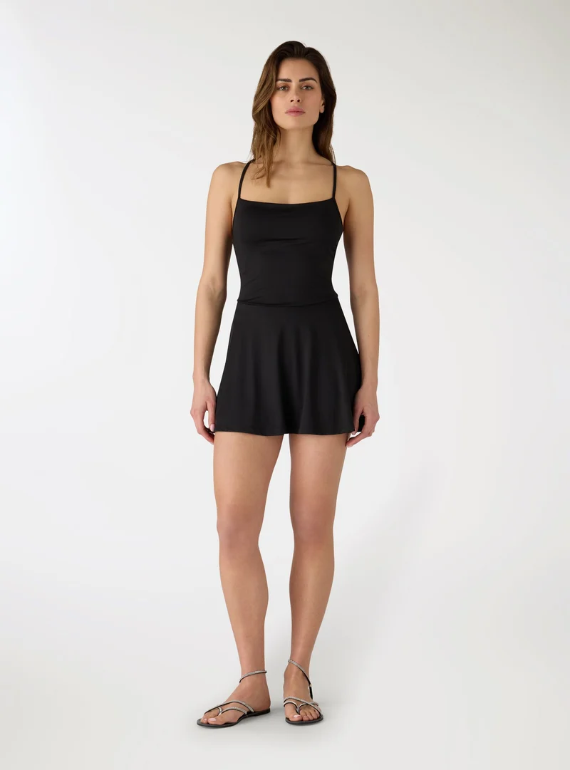Vestito con coppe e spalline incrociate
