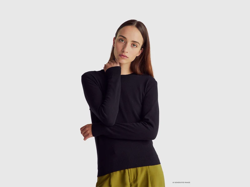 Maglia girocollo nera in pura lana Merino