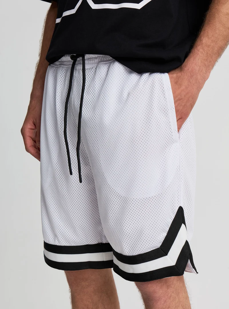 Pantaloncini in rete stile basket con bande a contrasto