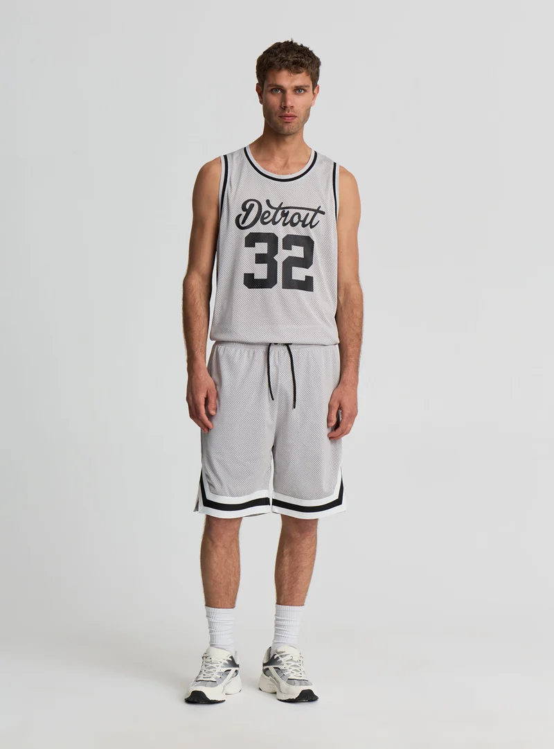 Pantaloncini in rete stile basket con bande a contrasto