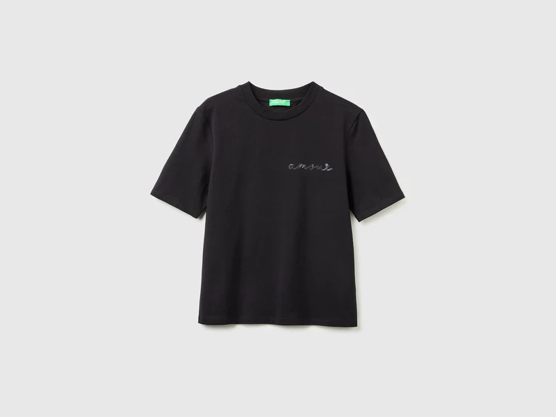 T-shirt con ricamo "amour"
