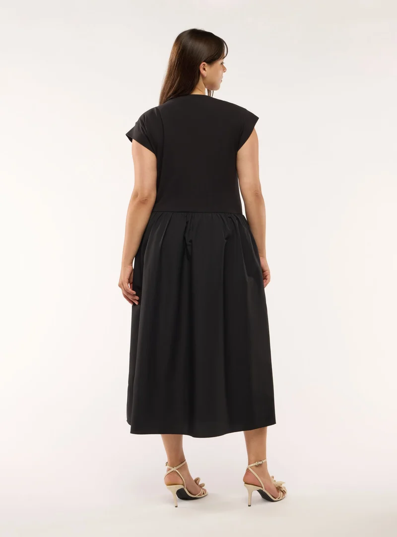 Vestito con scollo quadrato e vita arricciata