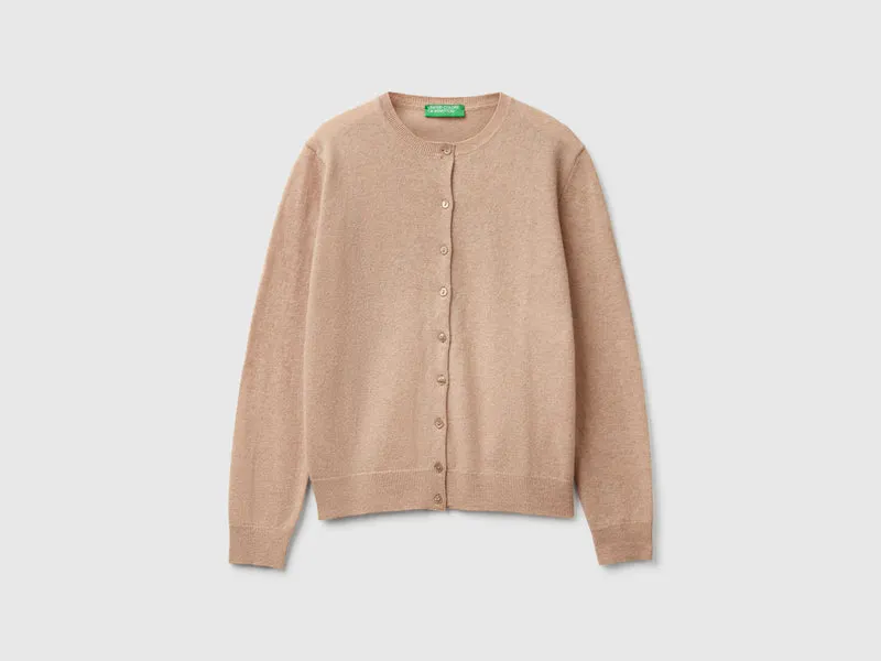 Cardigan girocollo beige in pura lana Merino