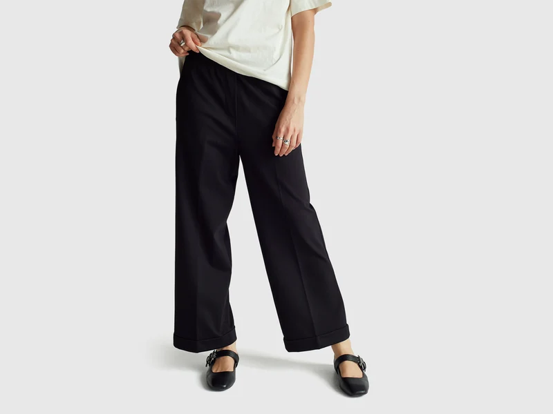 Pantaloni con elastico in vita e risvolto