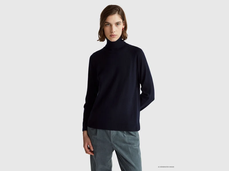 Maglione dolcevita blu notte in misto lana e cashmere