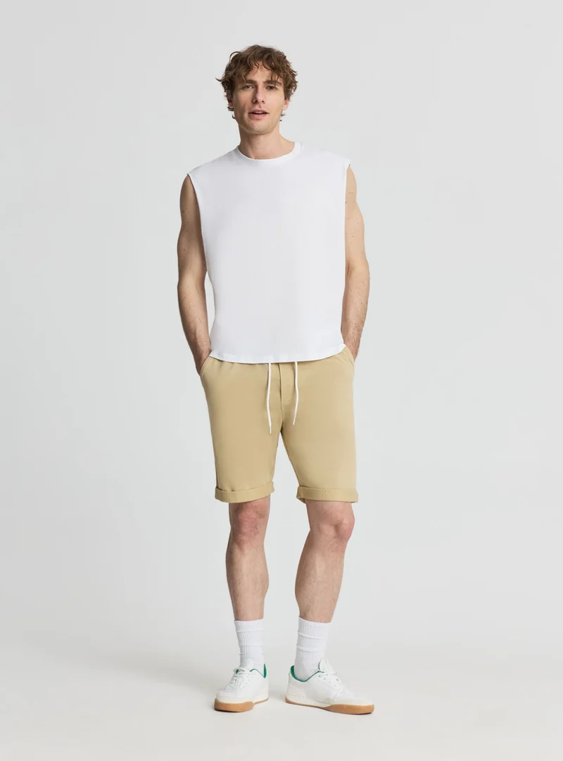 Pantaloni tuta chino corti
