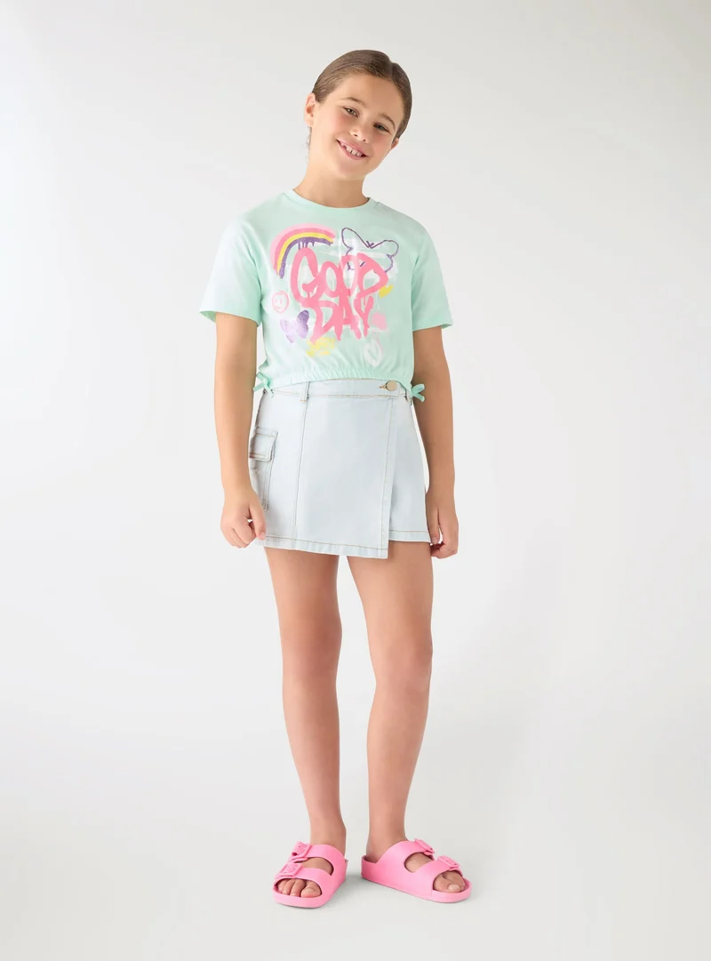 T-shirt crop con stampa graffiti