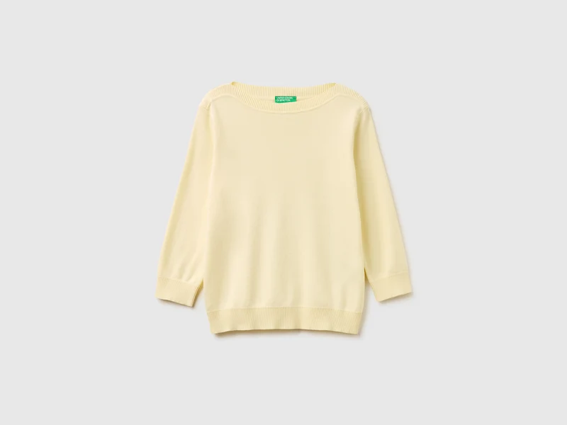 Maglia giallo chiaro con scollo a barchetta