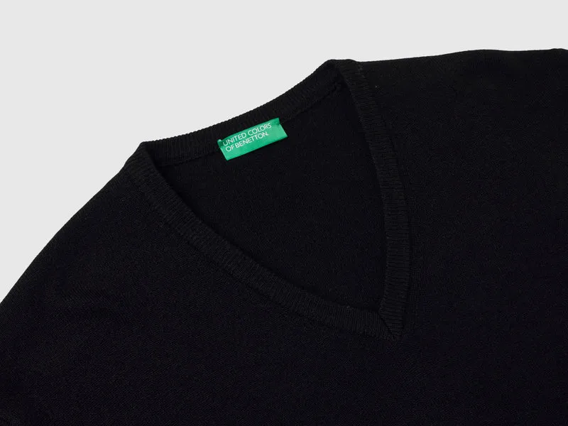 Maglia scollo a V nera in pura lana Merino