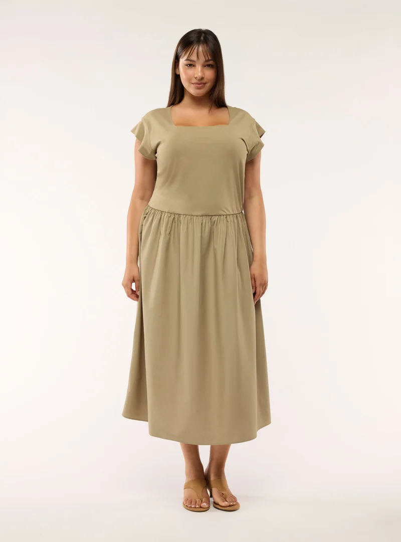 Vestito con scollo quadrato e vita arricciata