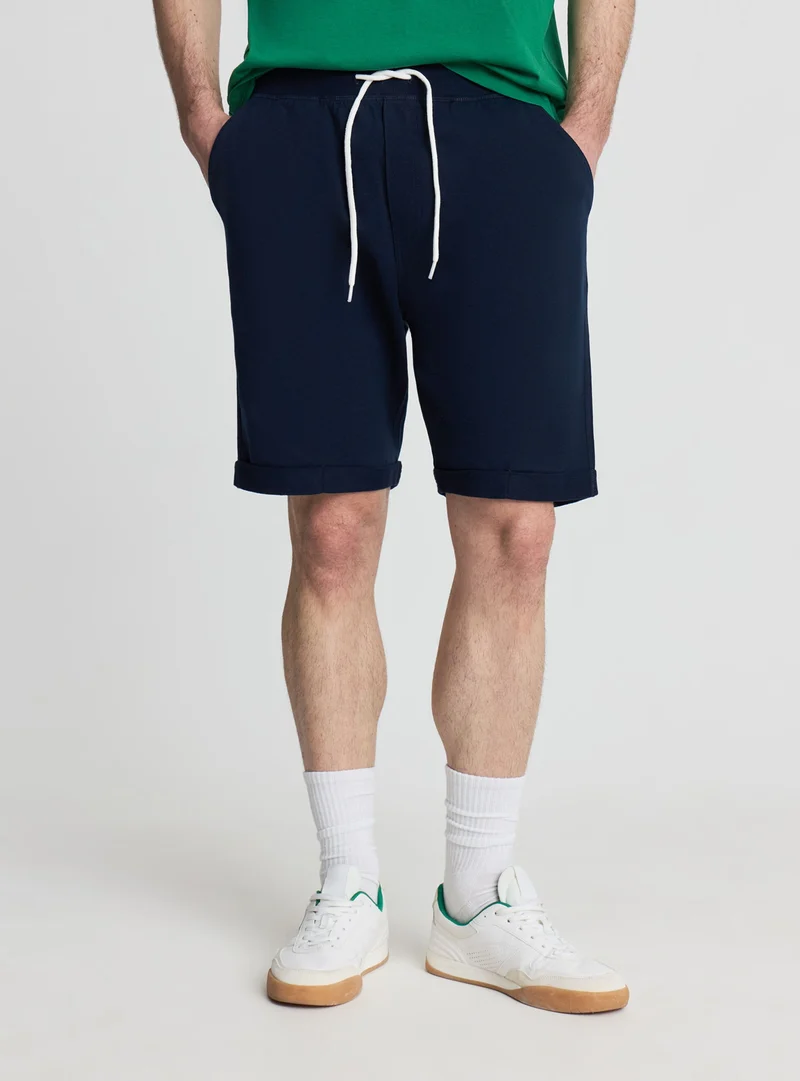 Pantaloni tuta chino corti