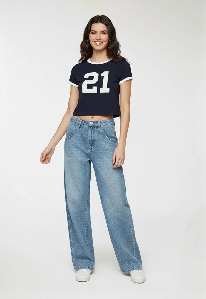 T-shirt crop con numero e profili a contrasto