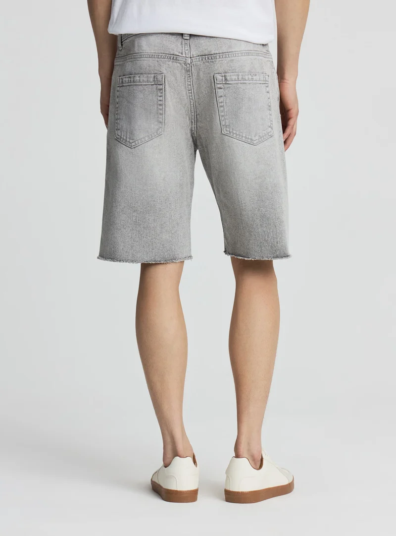 Pantaloncini jeans con strappi e orlo sfrangiato