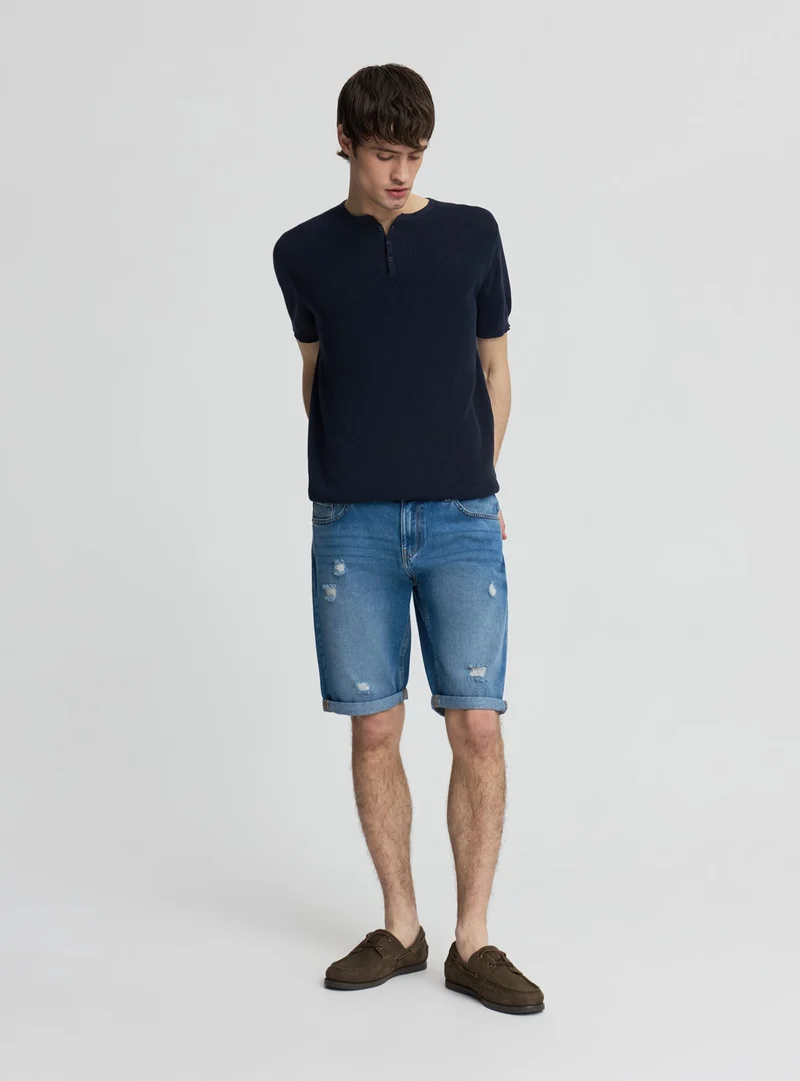 Pantaloncini jeans con strappi e risvolto