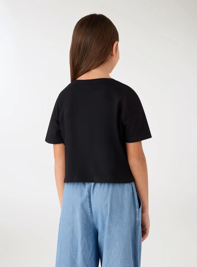 T-shirt crop con stampa graffiti