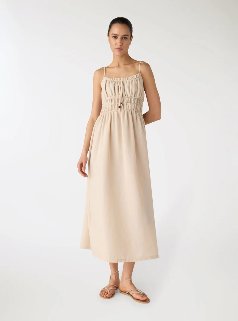 Vestito lungo con spalline sottili e balze