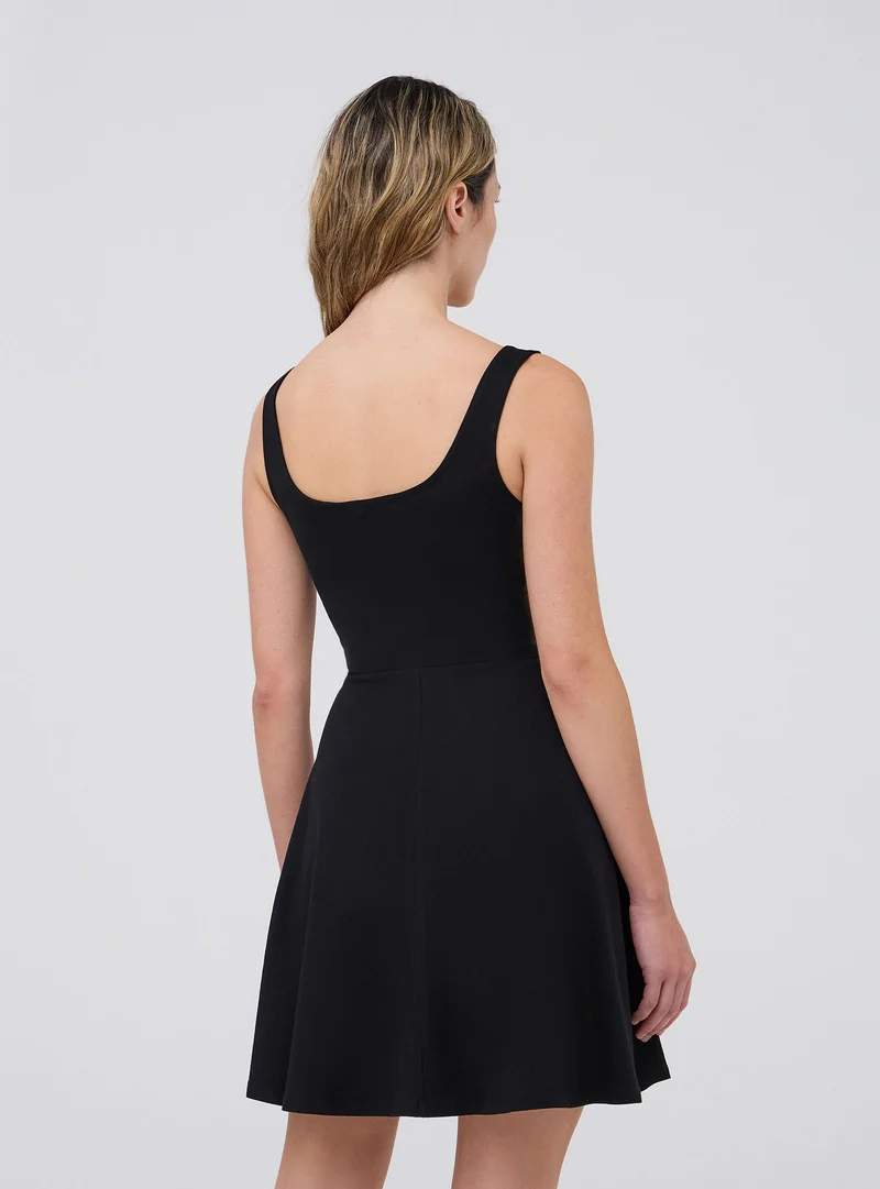 Vestito skater con scollo quadrato