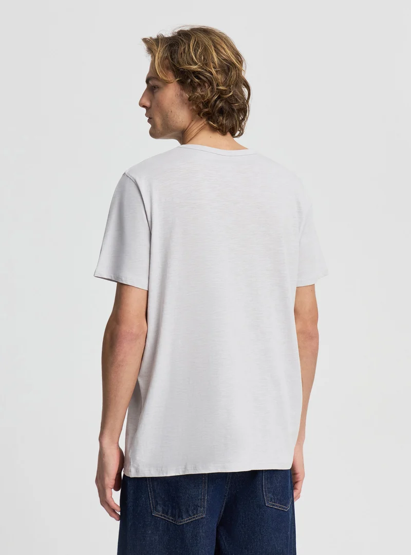 T-shirt con scollo serafino