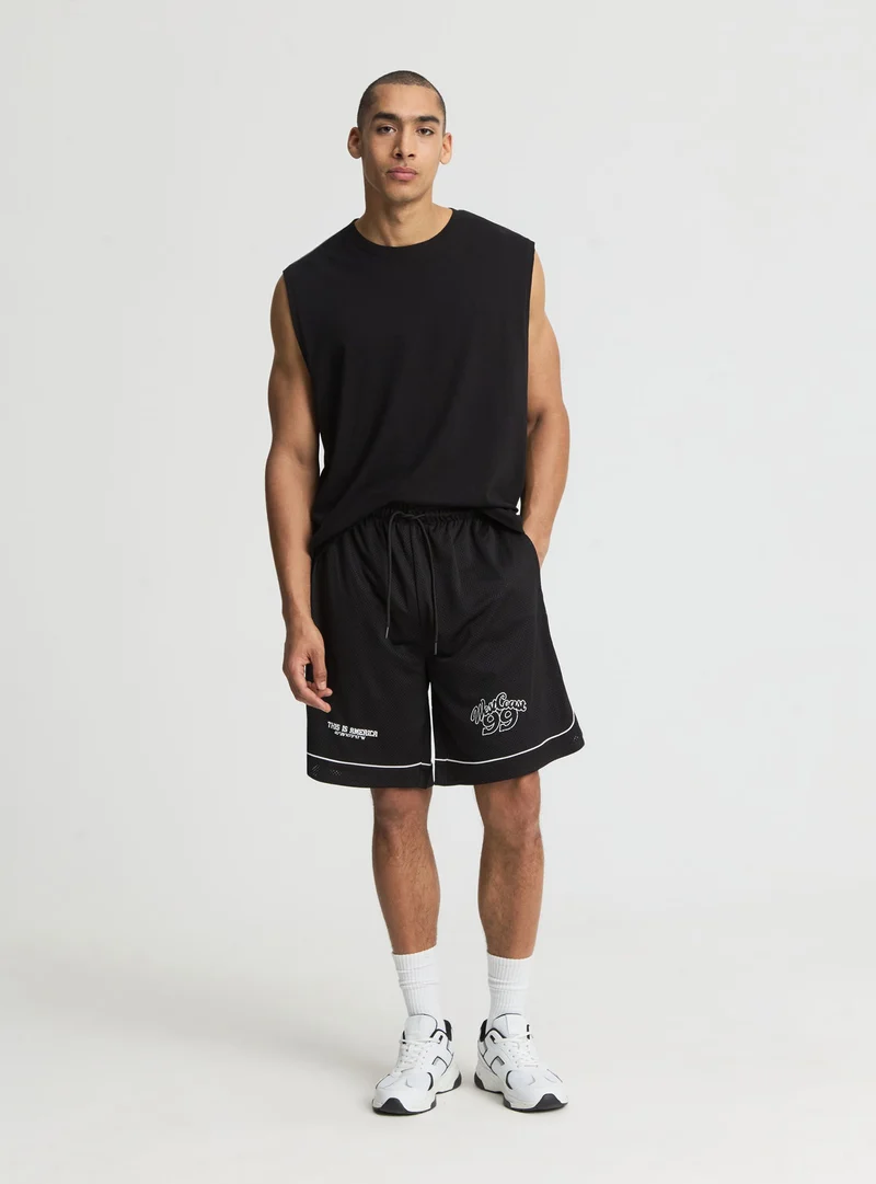 Pantaloni tuta corti in rete con scritta e piping