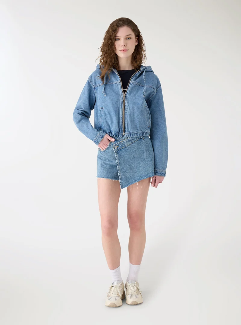 Bomber in denim con cappuccio e zip